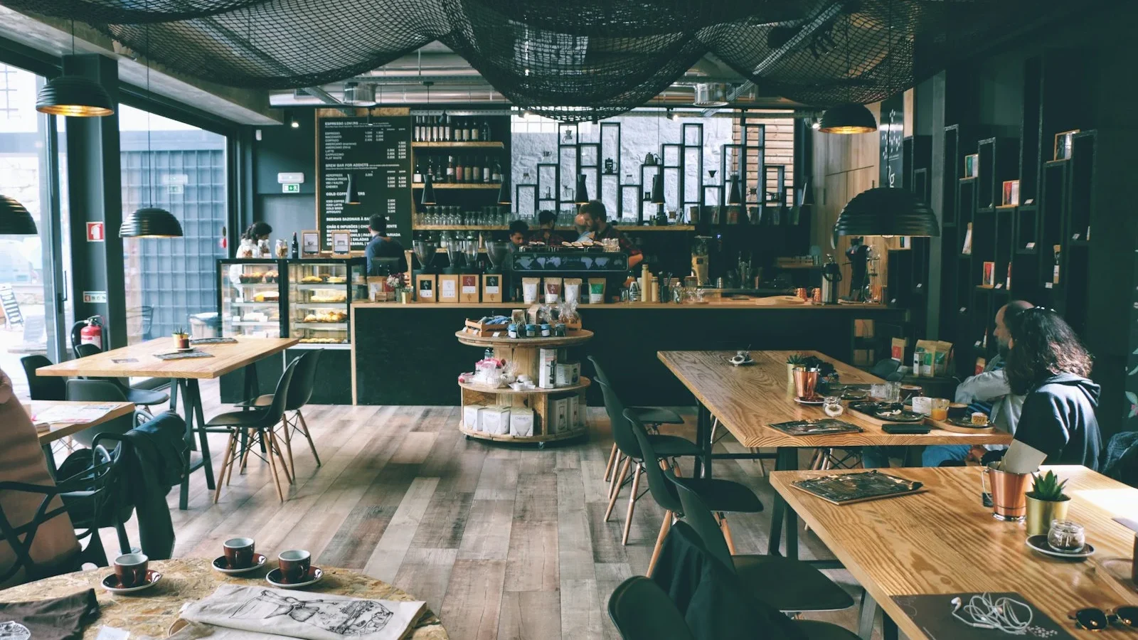 Café, cerámica y calma: el auge del taller urbano