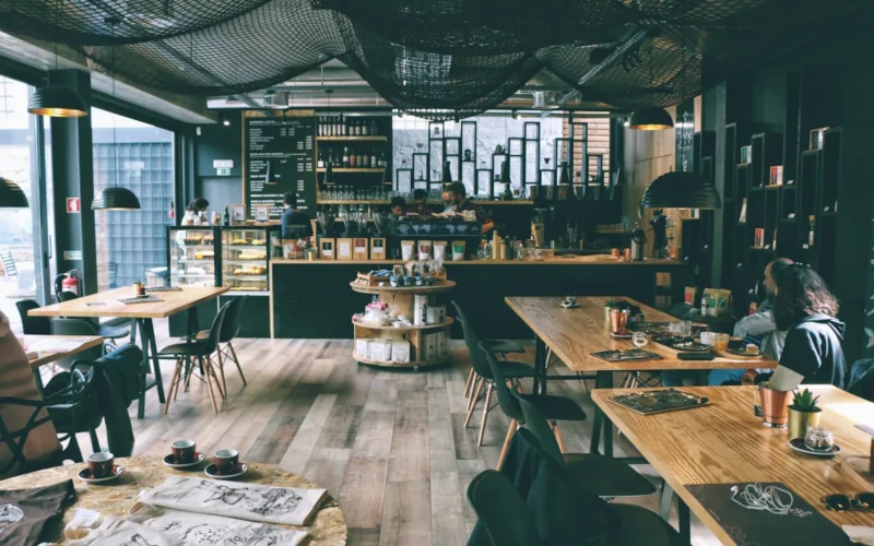 Café, cerámica y calma: el auge del taller urbano