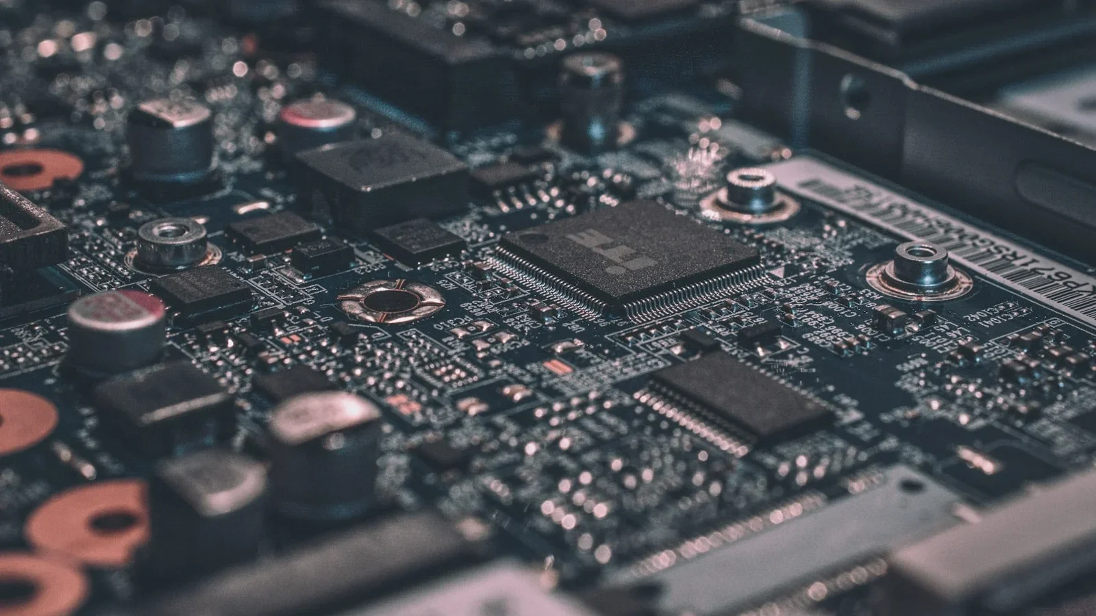 El chip que enfría con luz: la apuesta por una computación sin calor
