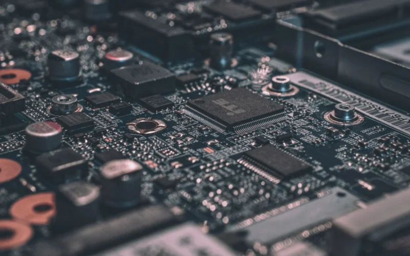 El chip que enfría con luz: la apuesta por una computación sin calor